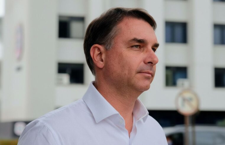 Flávio Bolsonaro reúne empresários e prega moderação