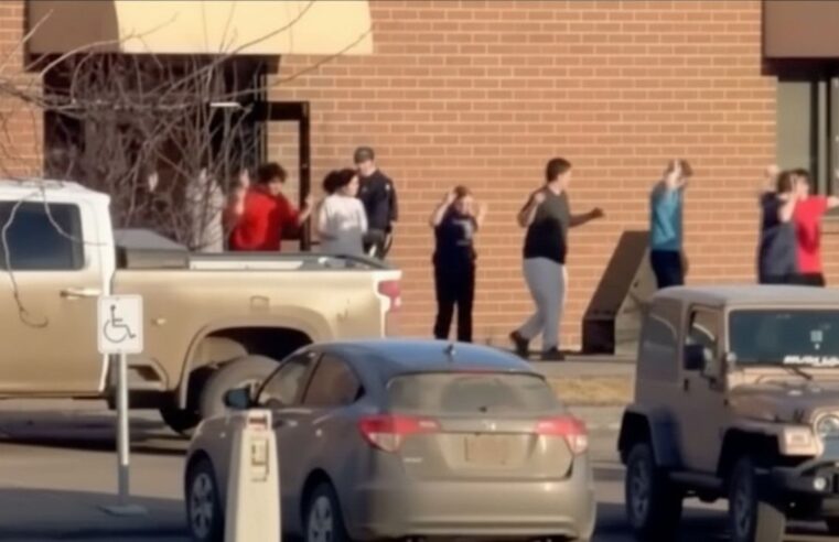 Mãe liga ao filho durante ataque em escola no Canadá